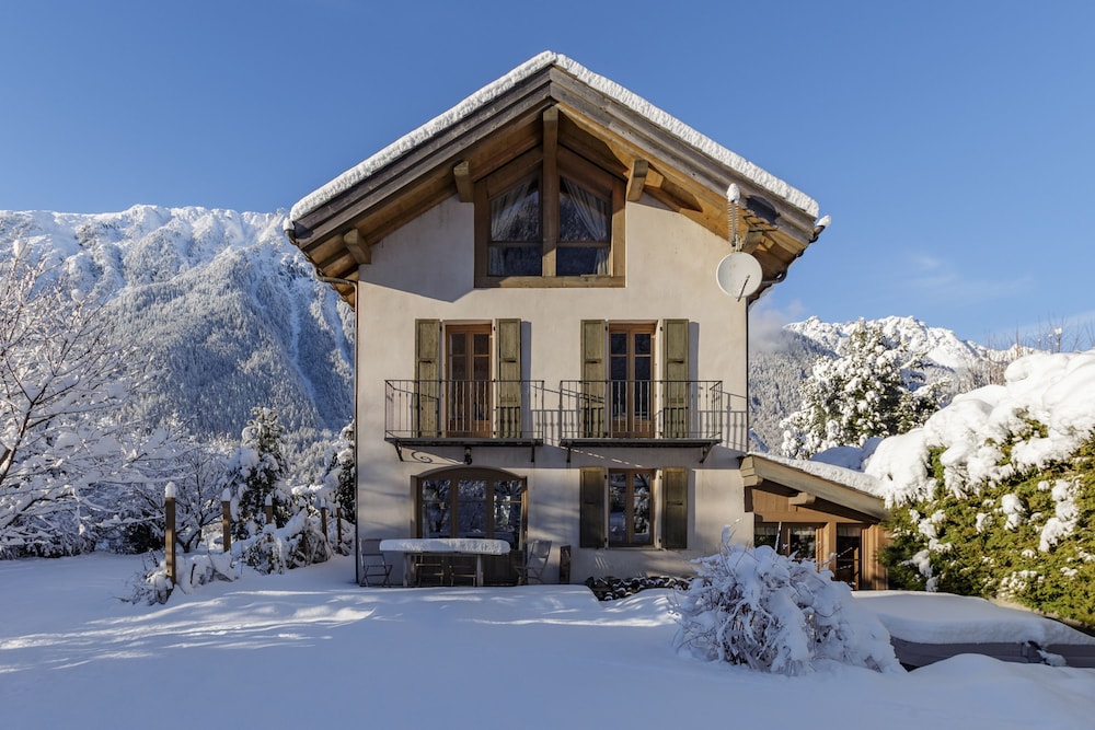 Chalet Les Tissourds 4 Central hot tub