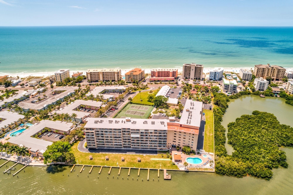 Bayshore Yacht & Tennis 806