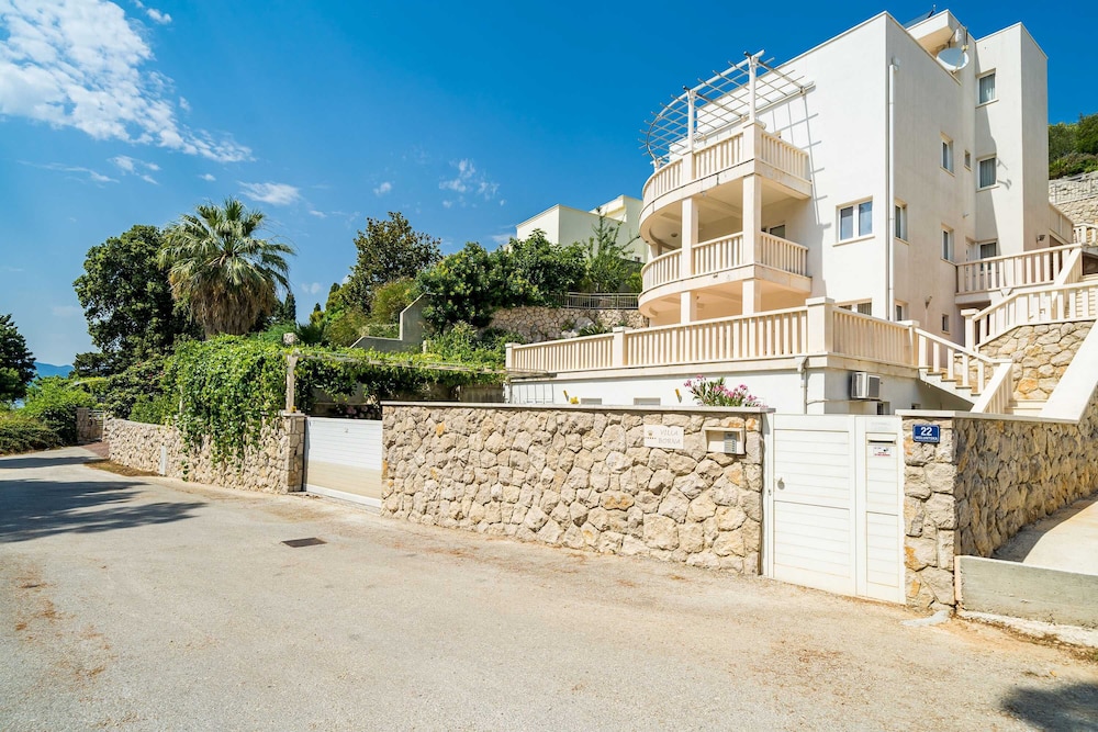 Villa Borna Apartments