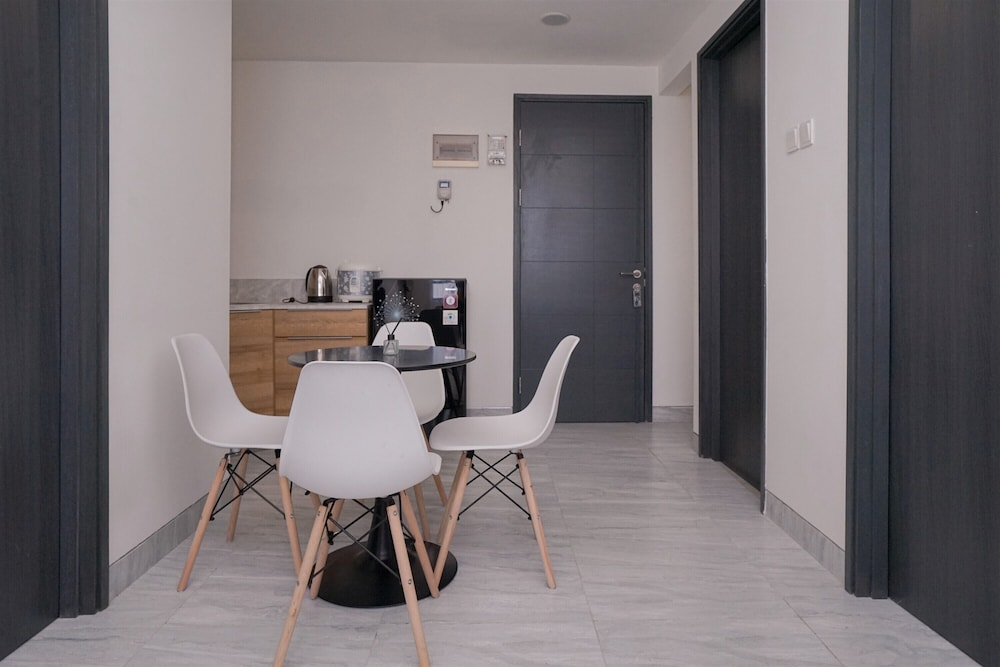 Good and Cozy 2BR at Collins Boulevard Apartment