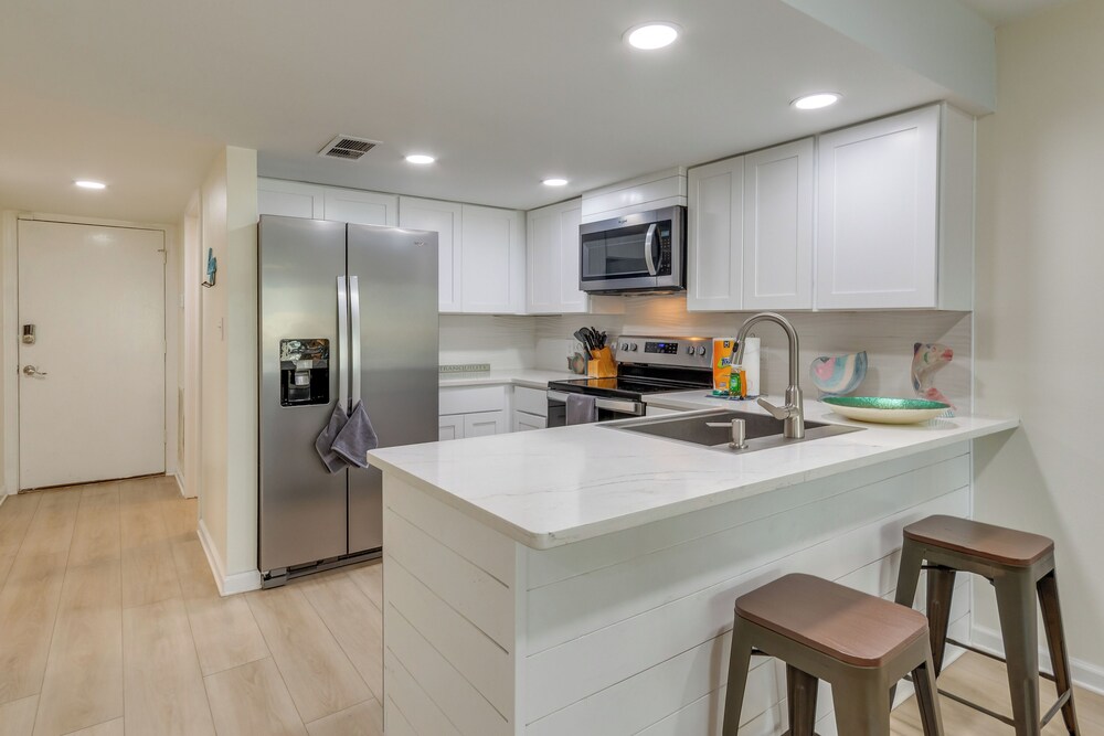 Walk to Orange Beach: Family Condo w/ Patio