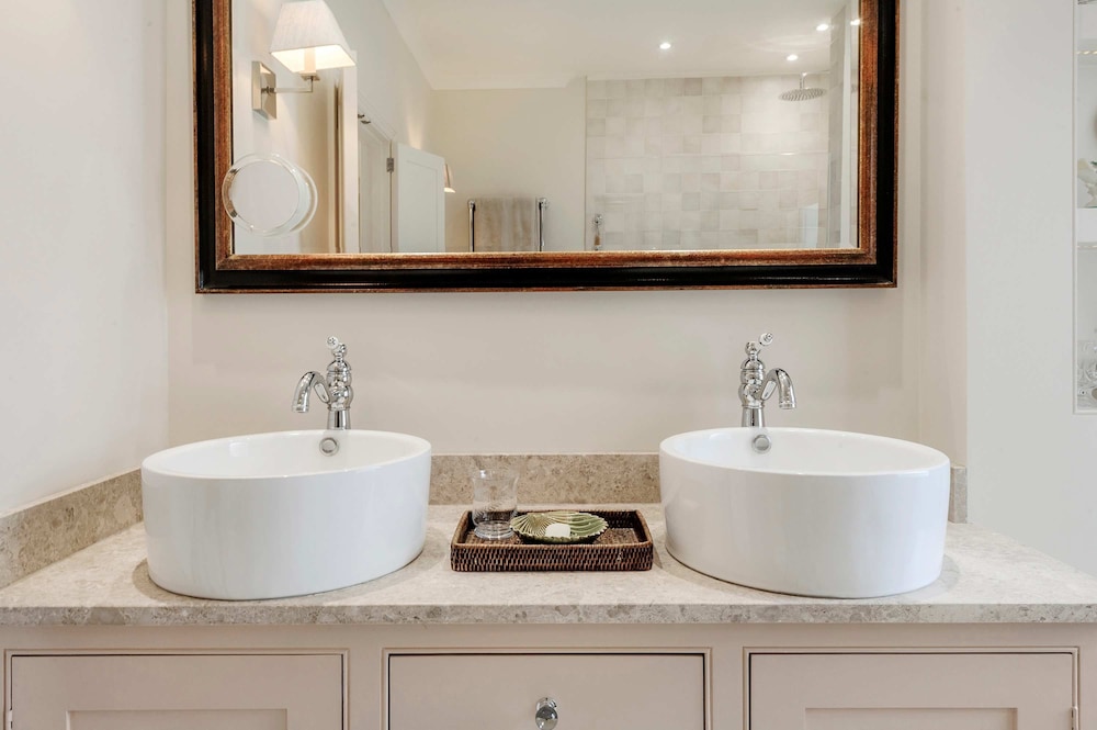 Stunning 4 bed Fulham Home With Garden