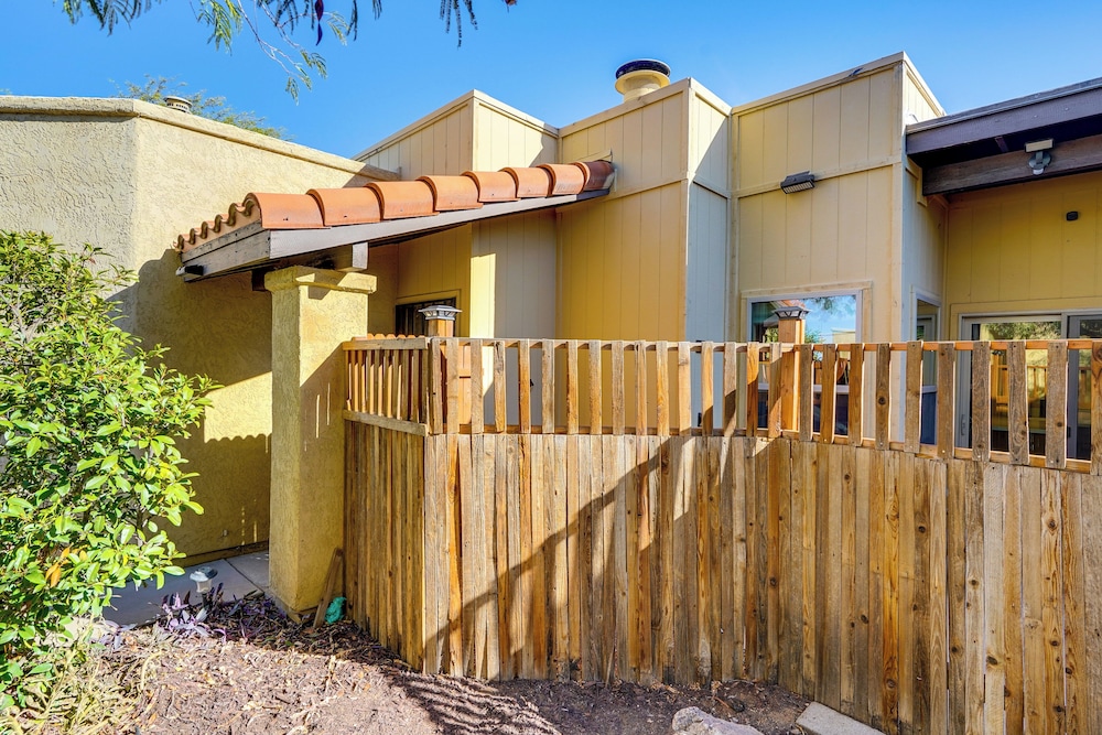 12 Mi to Dtwn Tucson: Tranquil Townhome w/ Office