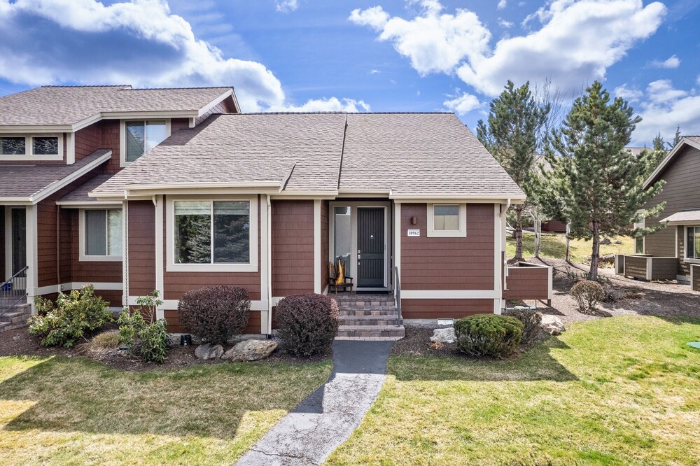 Village 62 Gorgeous Remodeled Townhouse with Firepit on the Backyard by RedAwning view 2