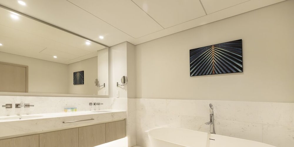 LUX Iconic Views at Palm Tower Suite 4
