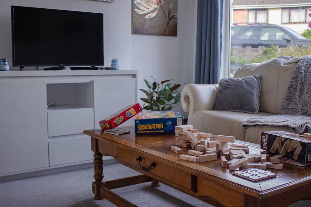 Swansea 3 Bedroom Home With Parking & Garden