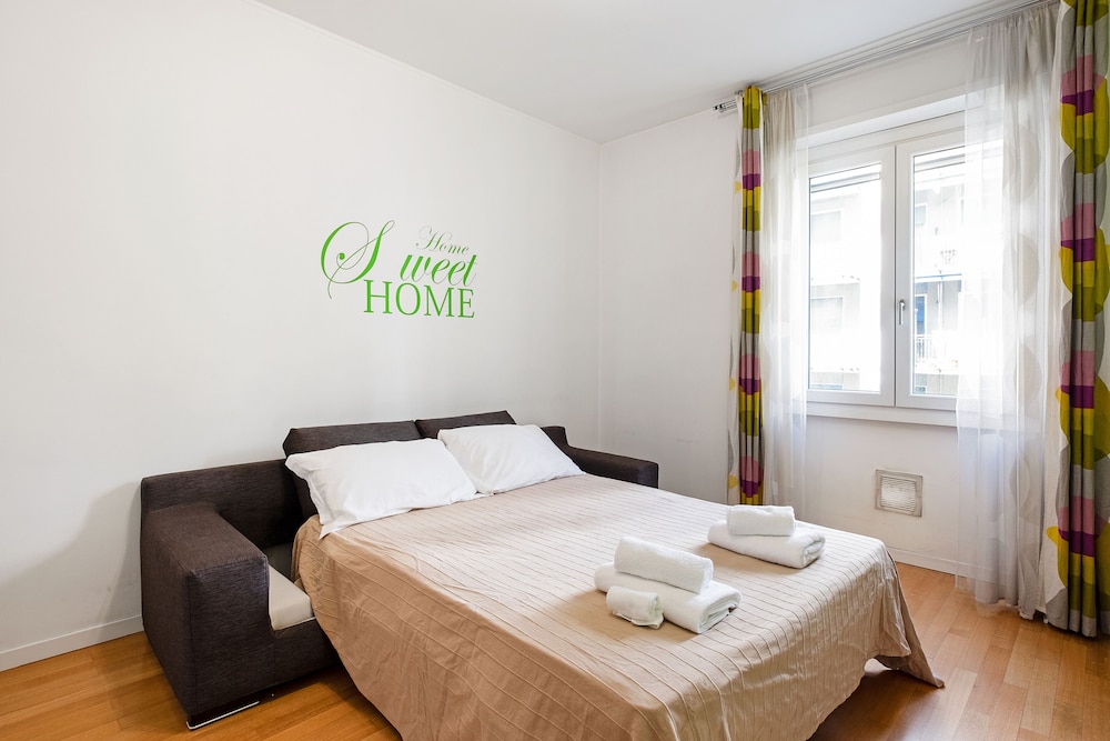 JOIVY Lovely Flat For 4 W/Balcony Near Porta Romana