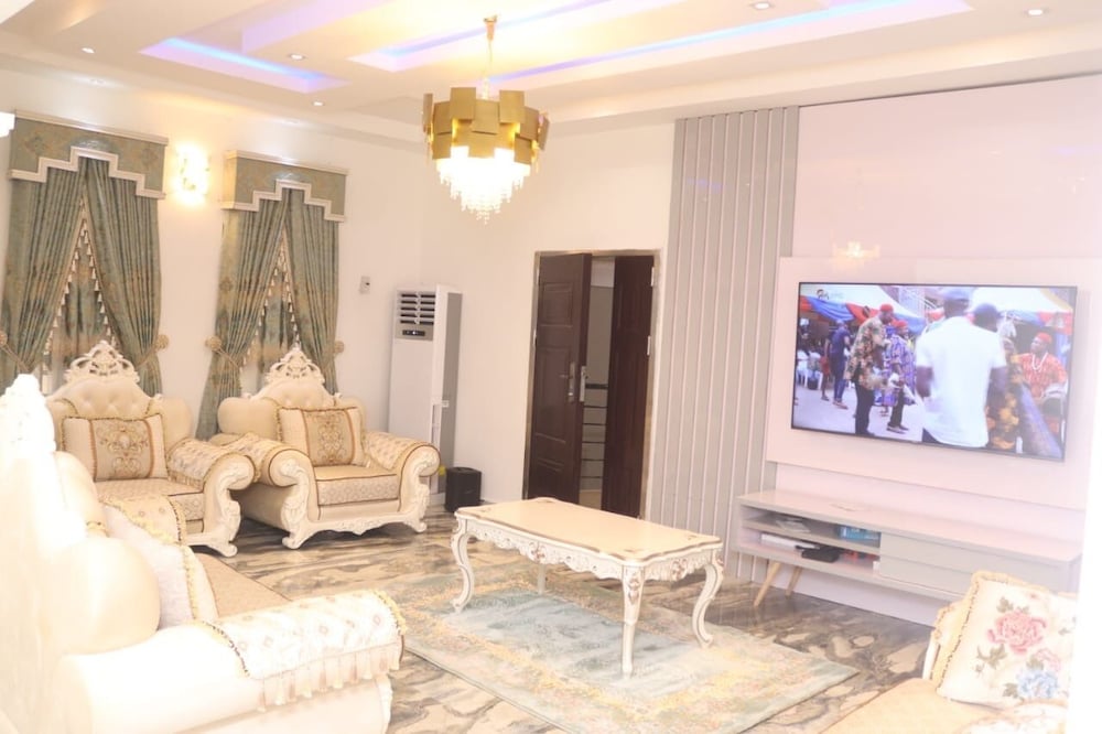 CREMYARK HOME APARTMENTS