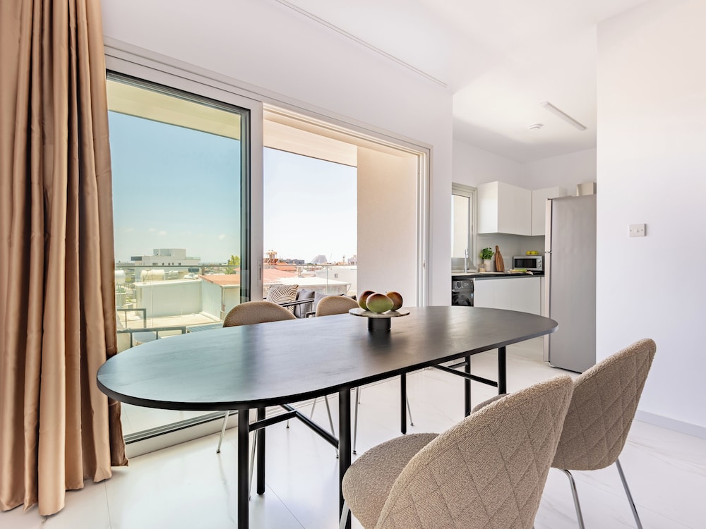 Sanders Cruise - Brand New 1-bdr Apt With Balcony
