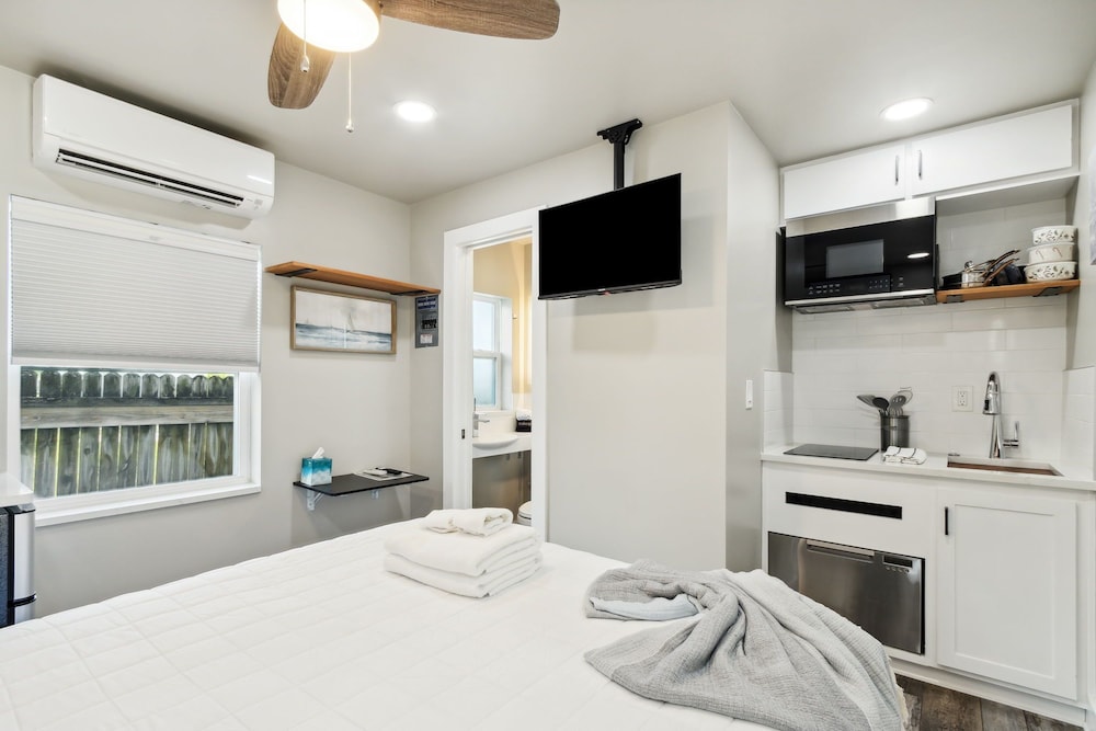 Beach 5 Villas - Immaculate 300 steps from the Ocean view 2
