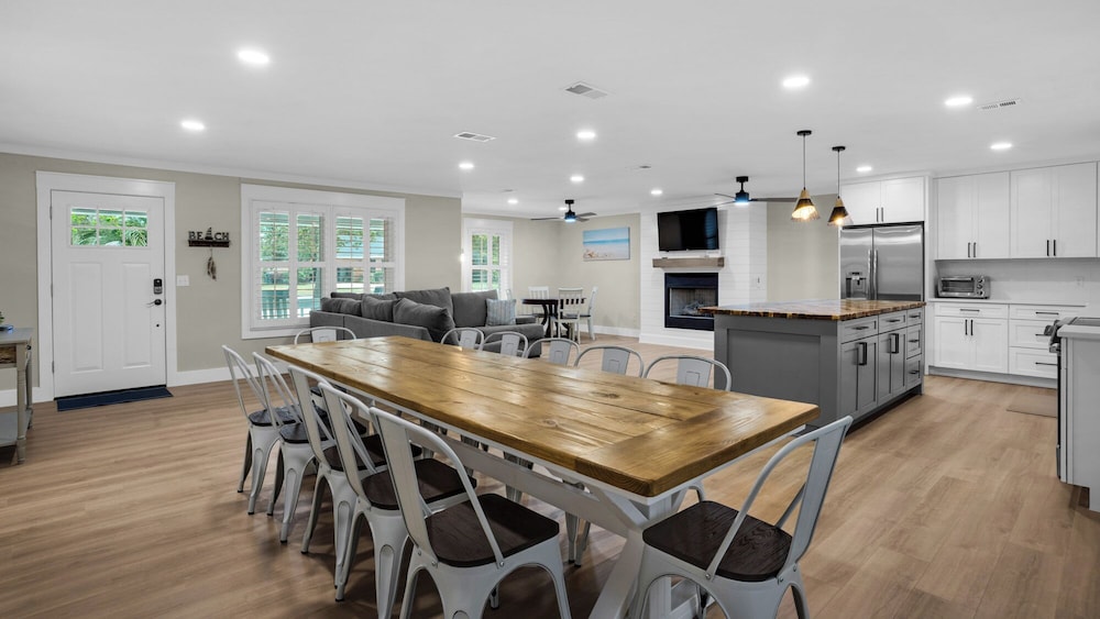 Spacious Retreat w/ Private Pool, Spa, Fireplace + Attraction Tickets!
