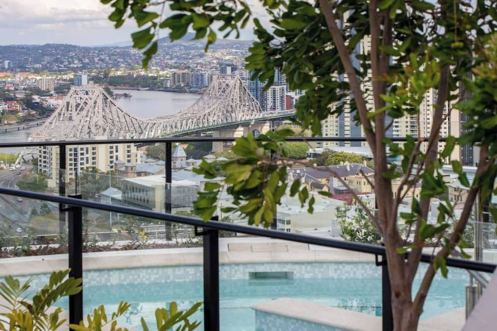 Luxury Apartments w Rooftop Pool CBD