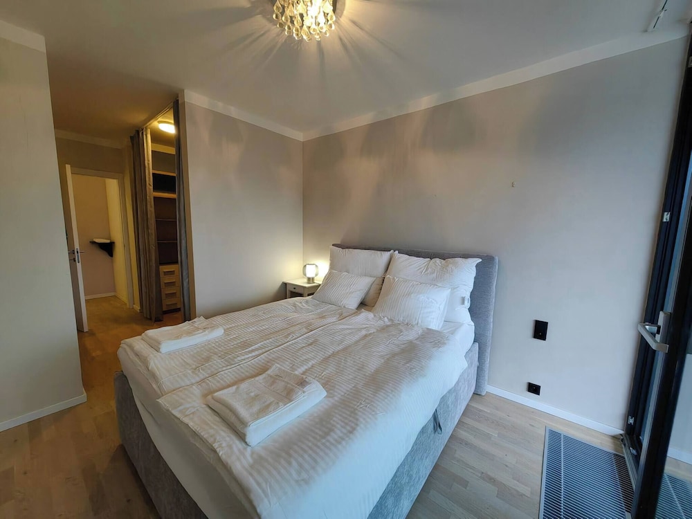 Free Parking Modern Smichov Apt Large Balcony, 10 Minutes Metro to Central
