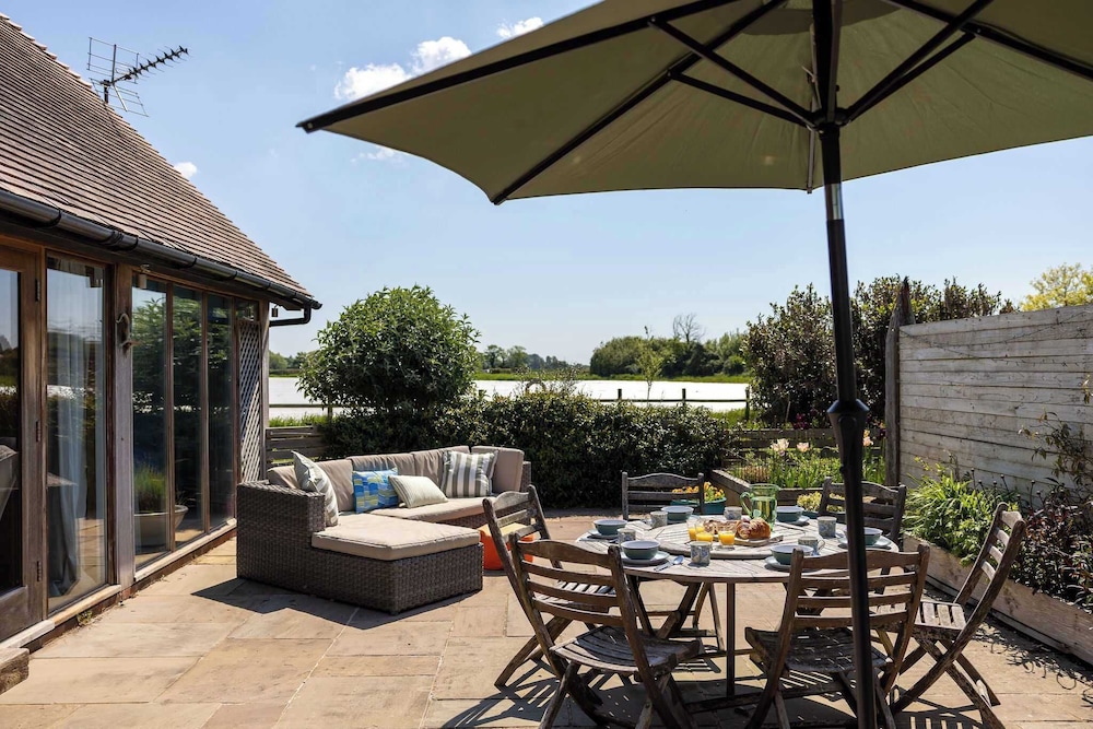 Spacious Coastal Retreat for 10 in West Wittering