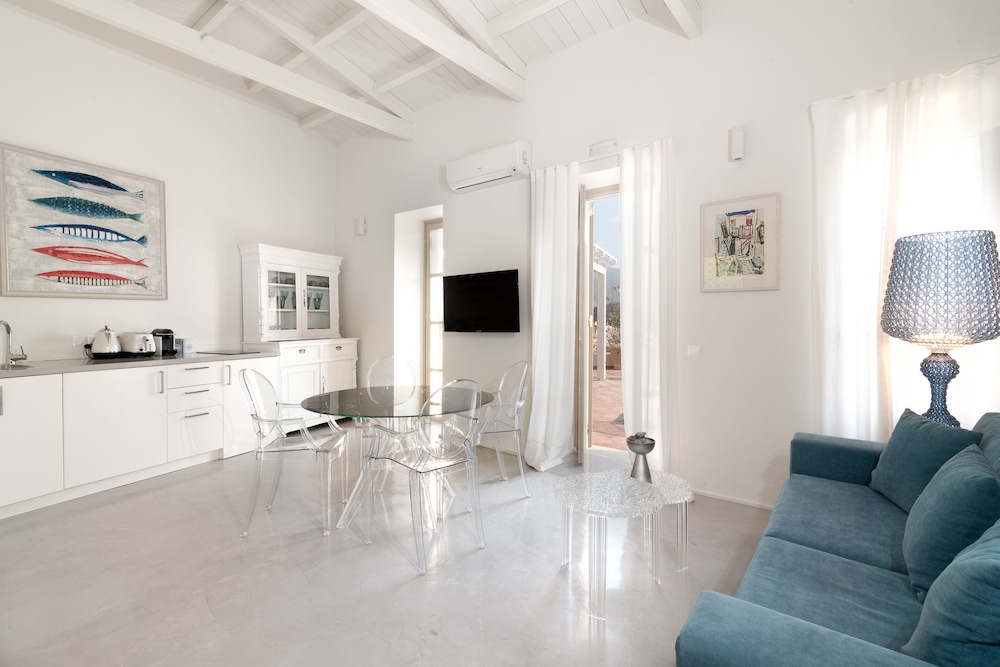Acropolis Suites