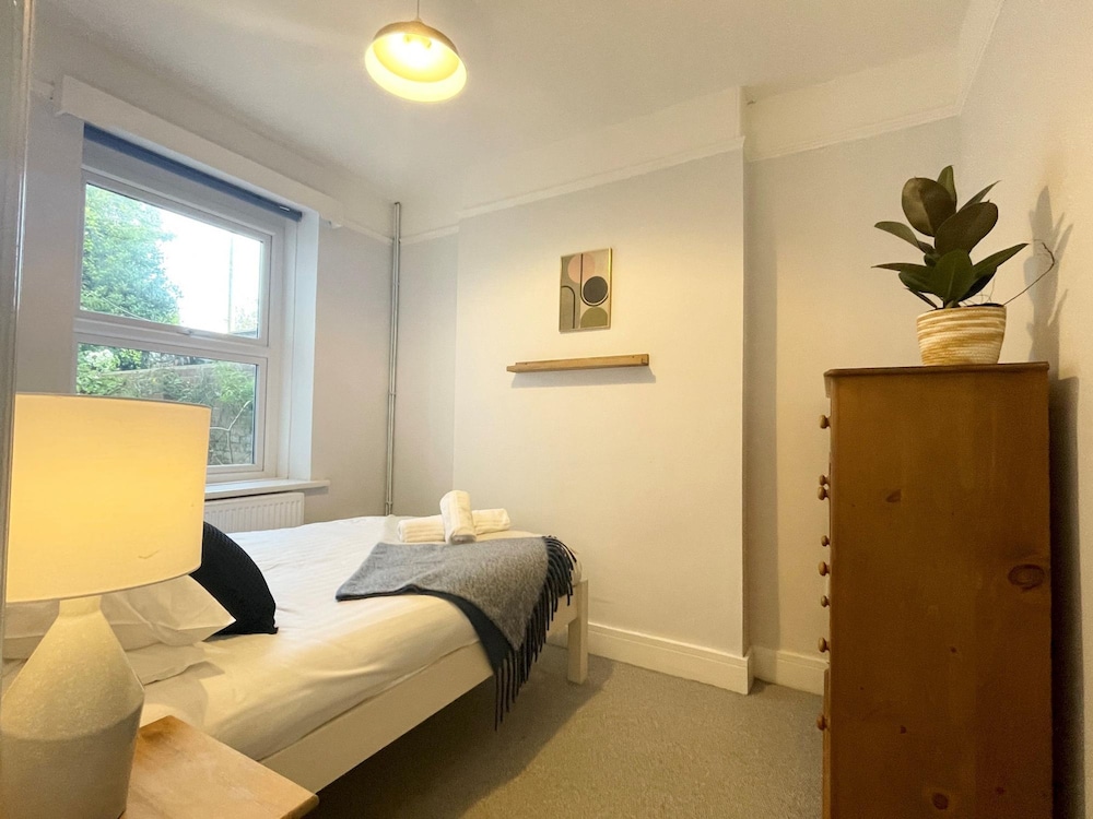 Bright Spacious Edwardian Townhouse w Garden view 3