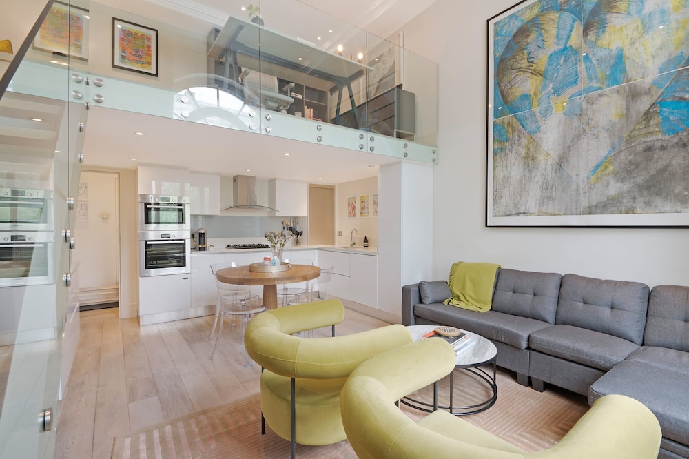The Artists Hideaway-2 bed Mezzanine in Paddington - by Out of Office Lifestyle
