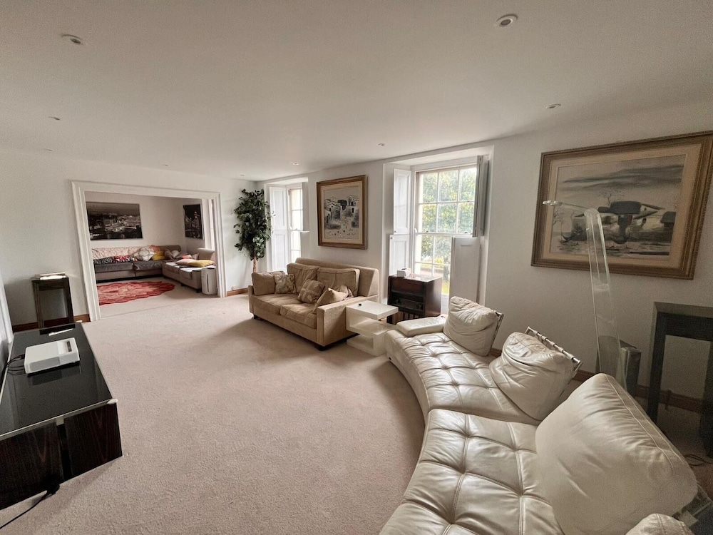 Spacious 6 Bedroom Retreat in Milford Haven