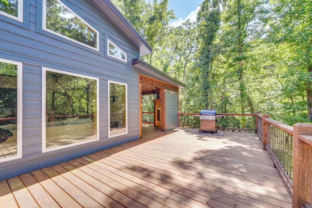 Creekside Cabin w/ Views & Hot Tub in Broken Bow