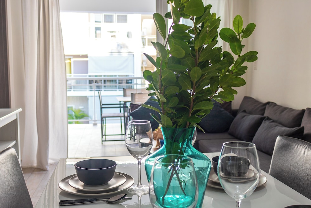 Modern 2BR Apartment - Paseo del Mar