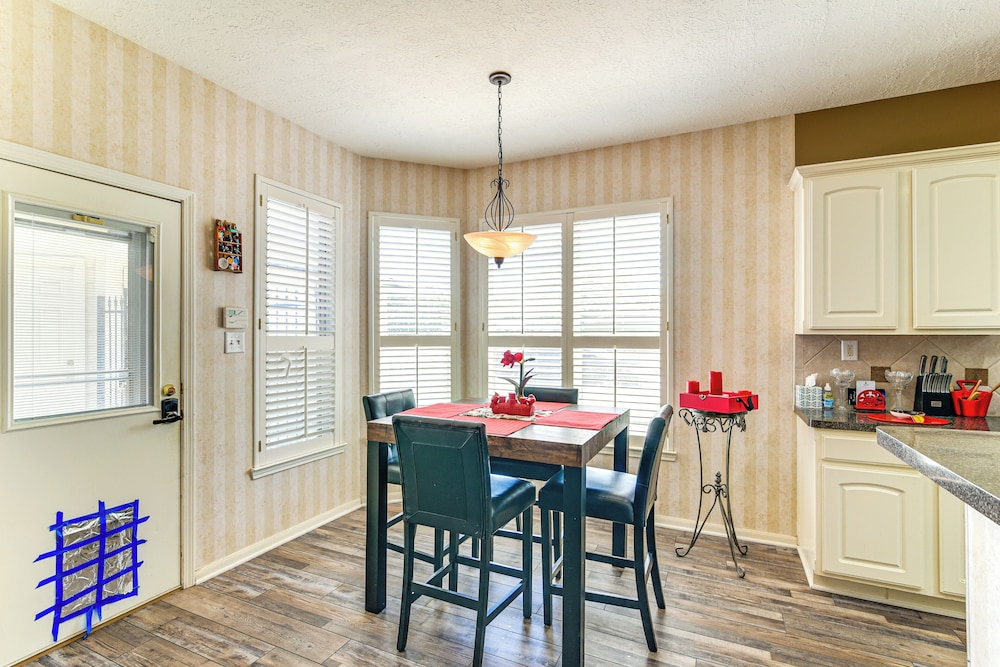Patio, BBQ & Yard: Family Retreat in Pearland