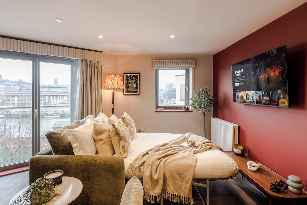 Waterside Living I Luxe Apartments