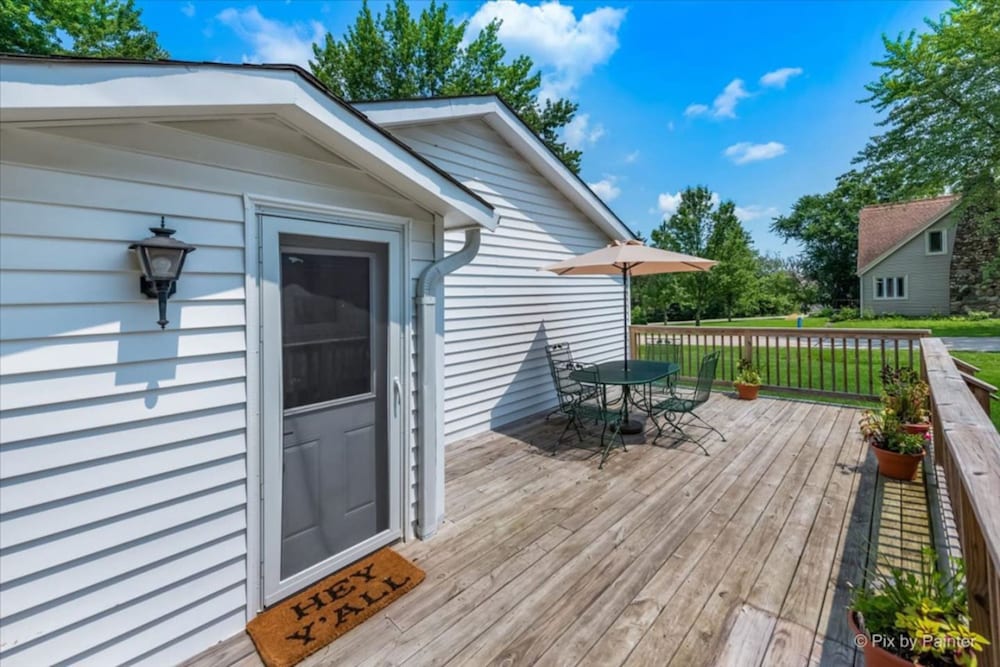 Steps to the Lake- Cozy 2 Bedroom Retreat