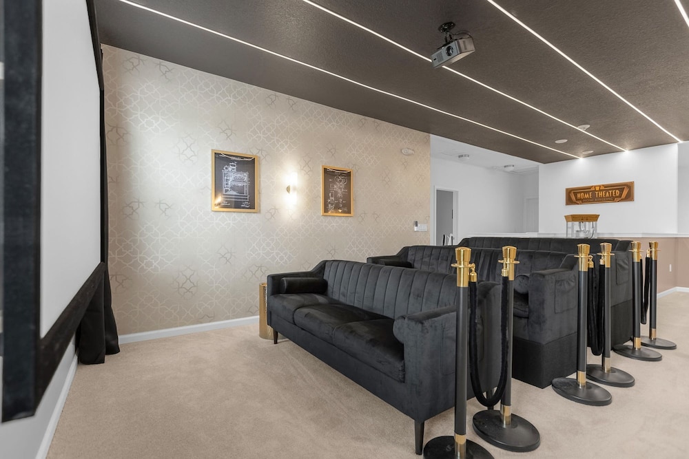 Upstay - Karaoke Mansion w Pool Cinema Themed Rooms