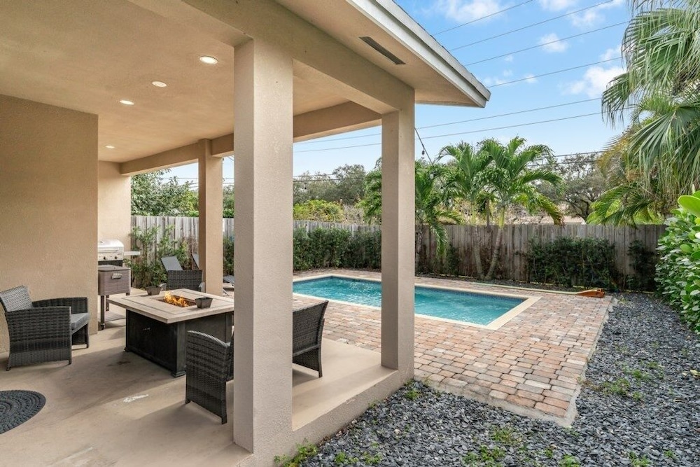 Fox Sonata Downtown Pool House 3 Bedroom Home