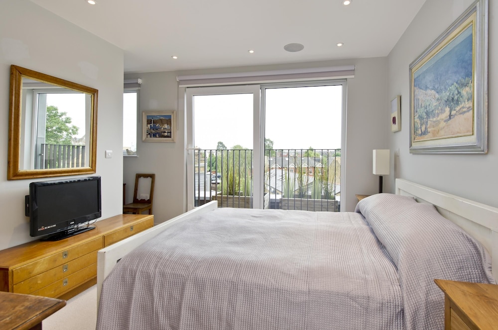 Fabulous 2-bed Penthouse Wimbledon