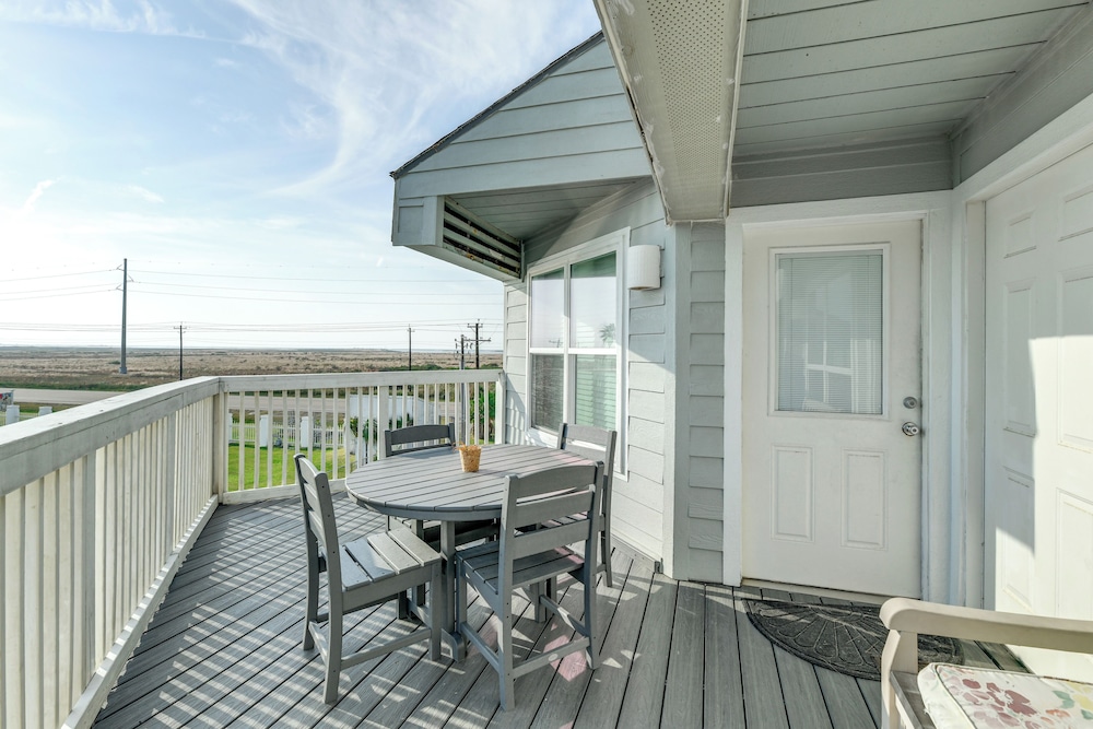 Balcony, Pool & Beach Access: Port Aransas Condo!