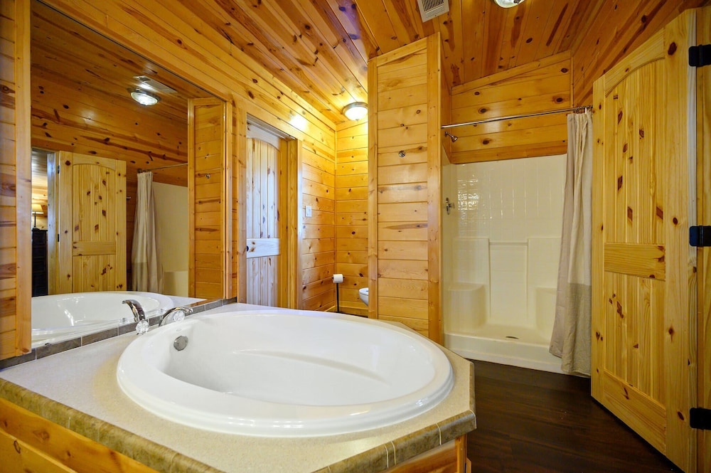 Outlaw Rose Cabin for 8!