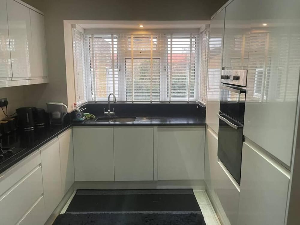 Charming House With Garden - Sleeps 6 & Parking