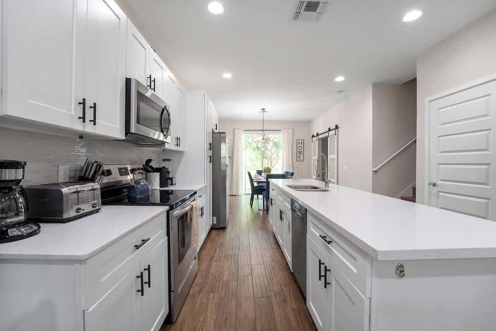 Beautiful 4BR Home w/ Modern Design
