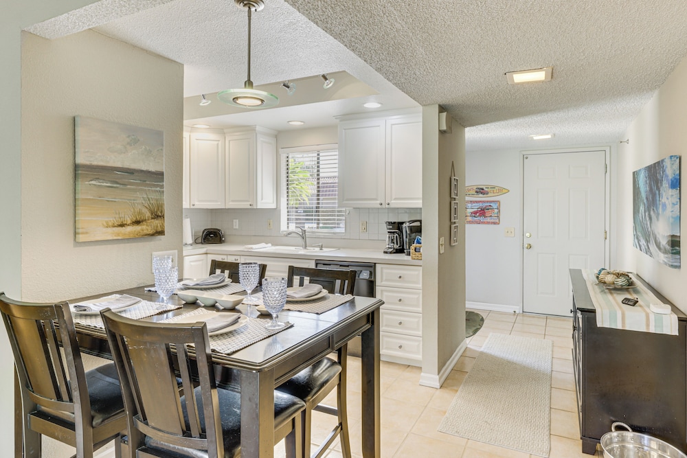 Golf & Swim: Country Club Condo in Palm Desert