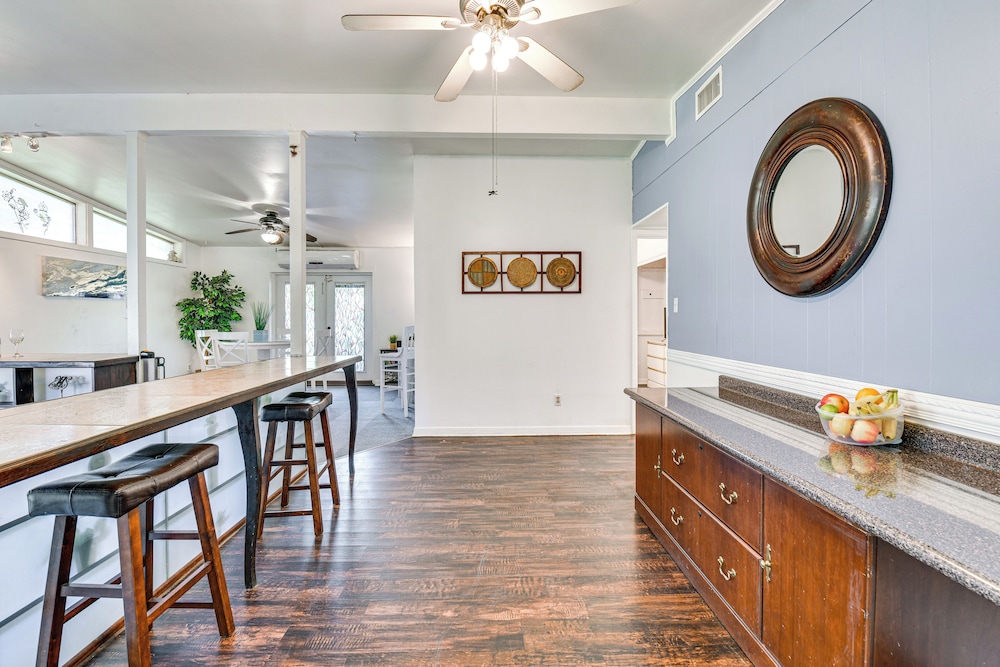 Fort Walton Home w/ Shared Pool - 2 Mi to Beach!