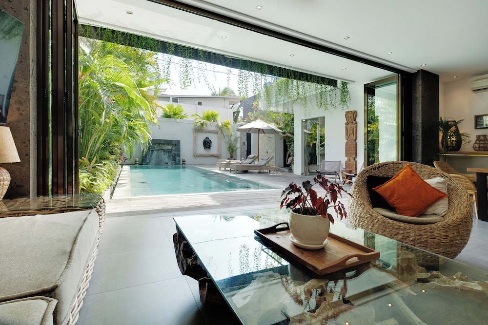 Luxury 4BR Haven, Steps to Canggu's Beach Elegance
