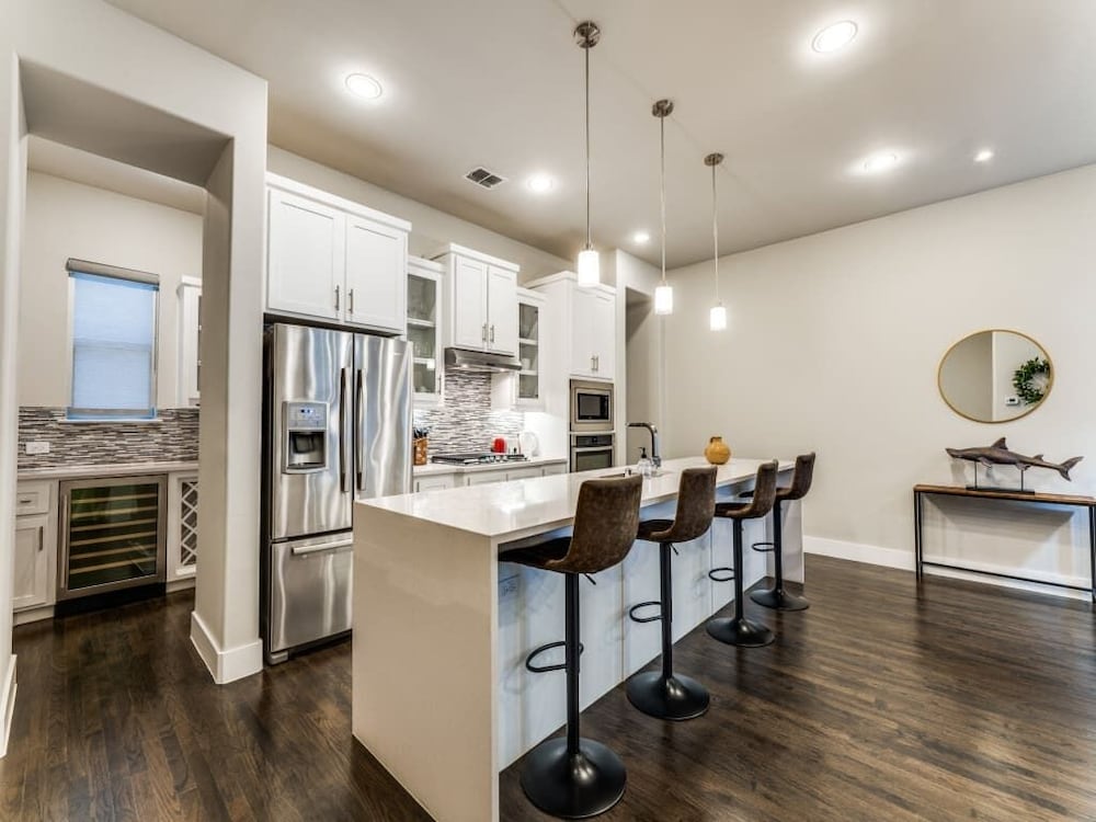 Cozysuites Uptown 3BR King Beds Skyline View