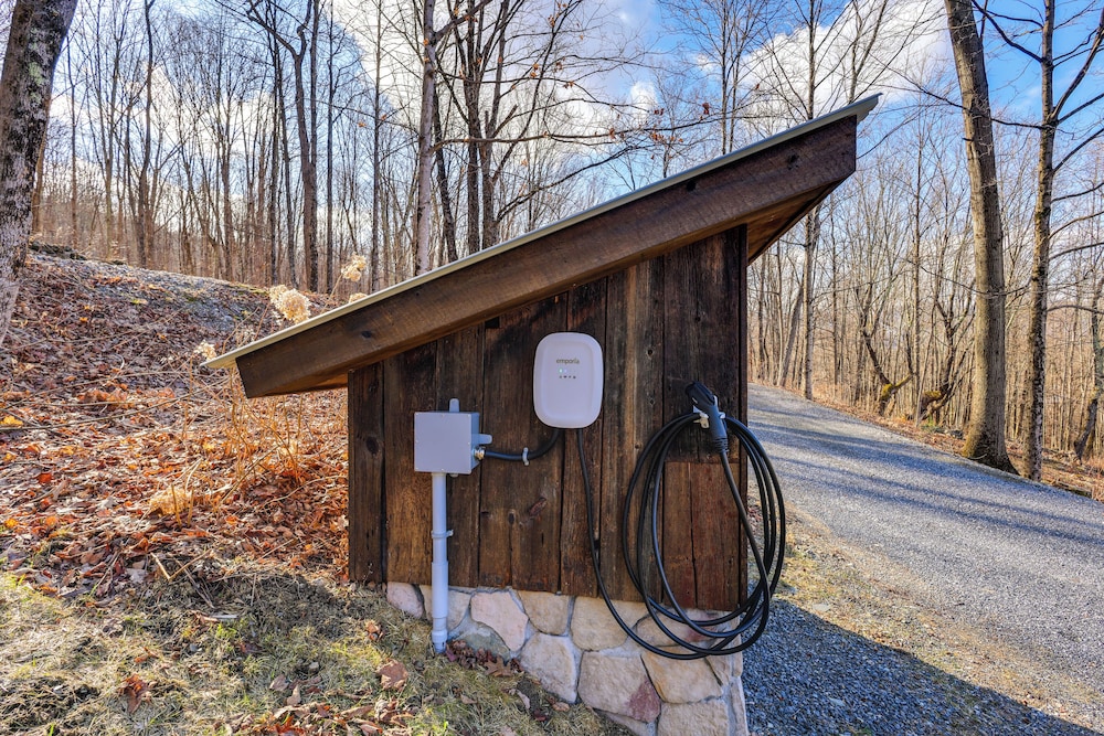 < 6 Mi to Arlington: 'whimsical Stone Abode!'