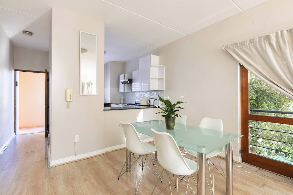 2bed in Sandton City