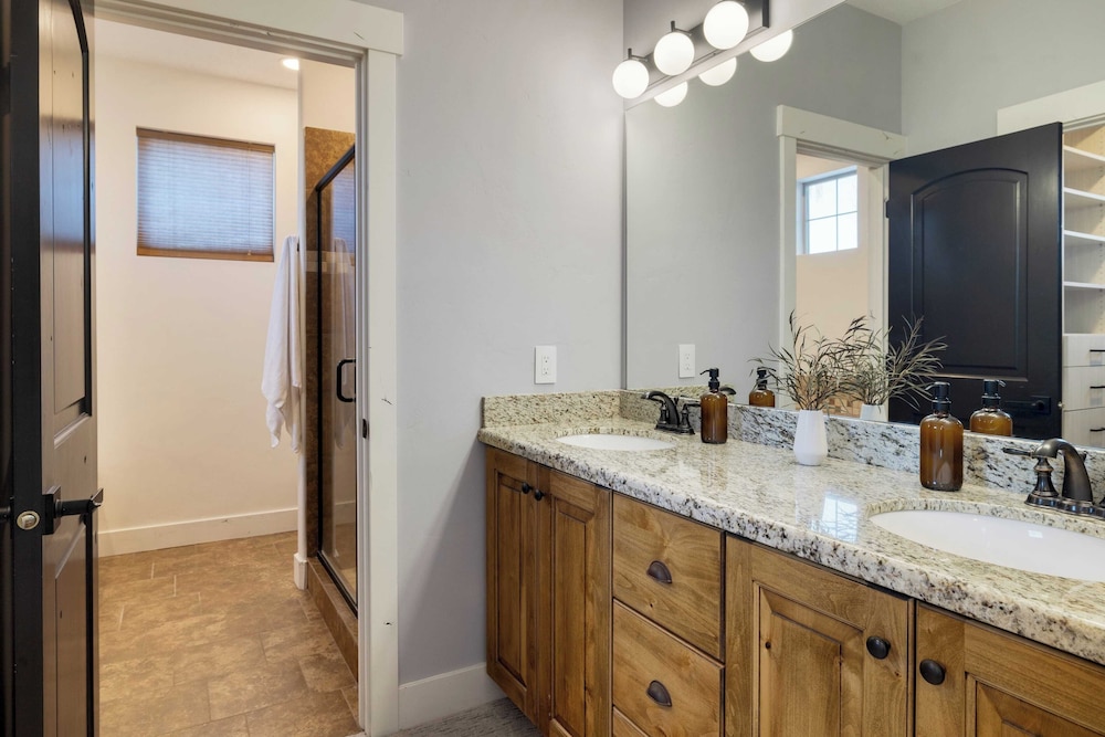 Abigail Drive Year-round Retreat w/ Hot Tub Near Trails + Historic Main St