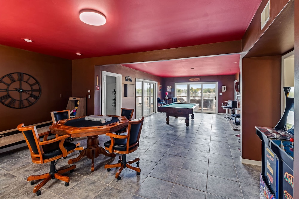 Renovated River Home Hot Tub Sauna Game Room