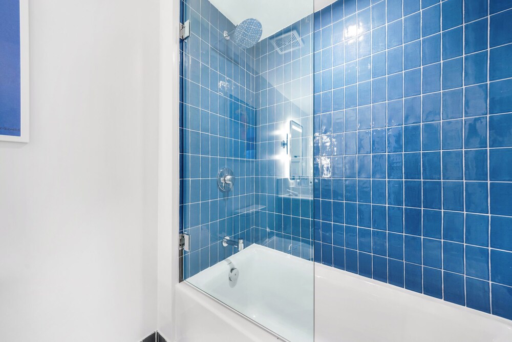 Chic Downtown 1BR with Stunning Views