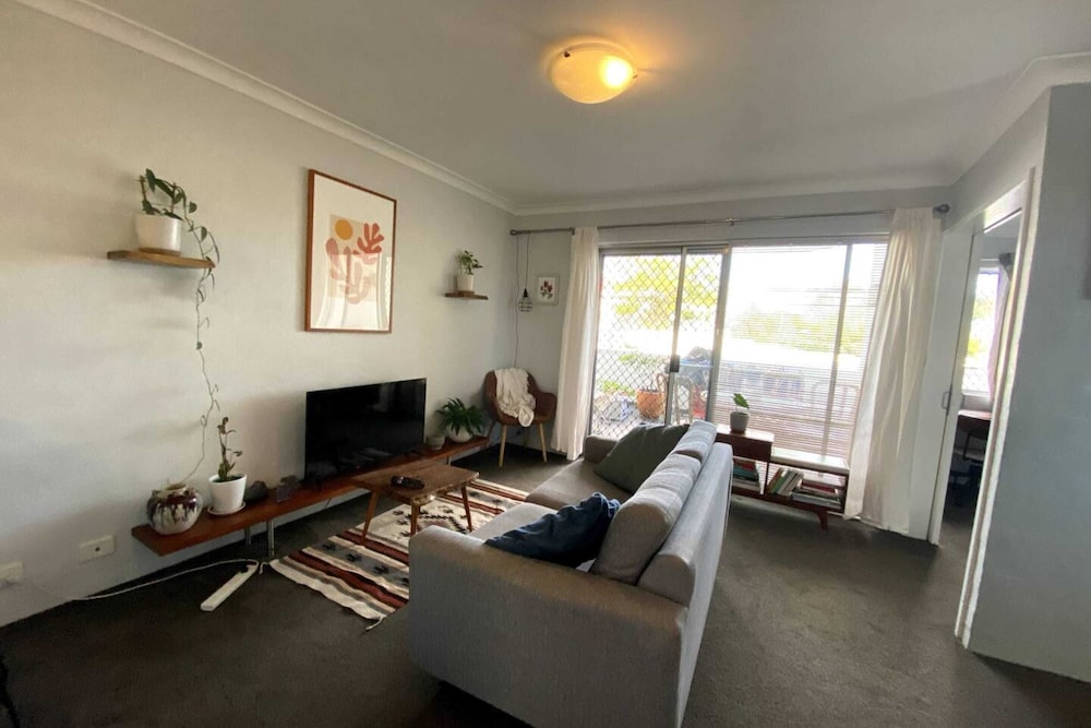 Cosy 1 Bedroom Apartment in Trendy Mount Lawley view 5