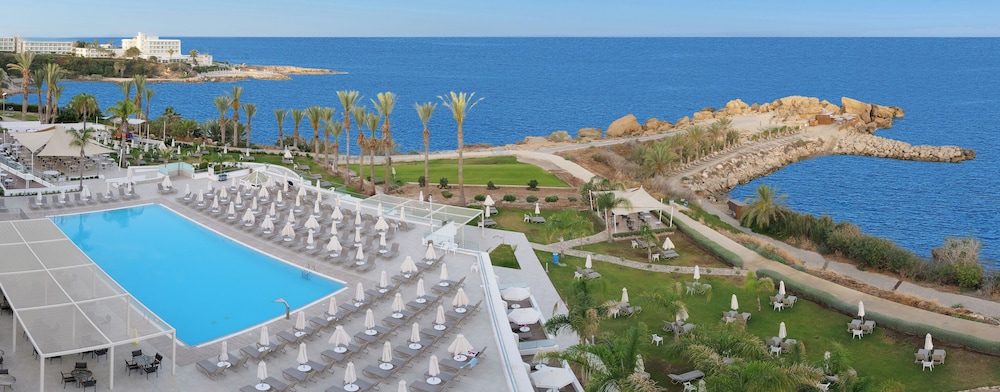 Queen's Bay Hotel