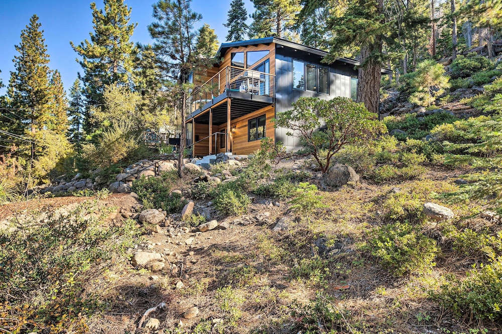 Hot Tub! Family Home 7 Mi to Diamond Peak Resort view 4
