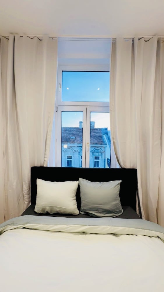Lovely 4BR Apt Near Kaufpark Alterlaa