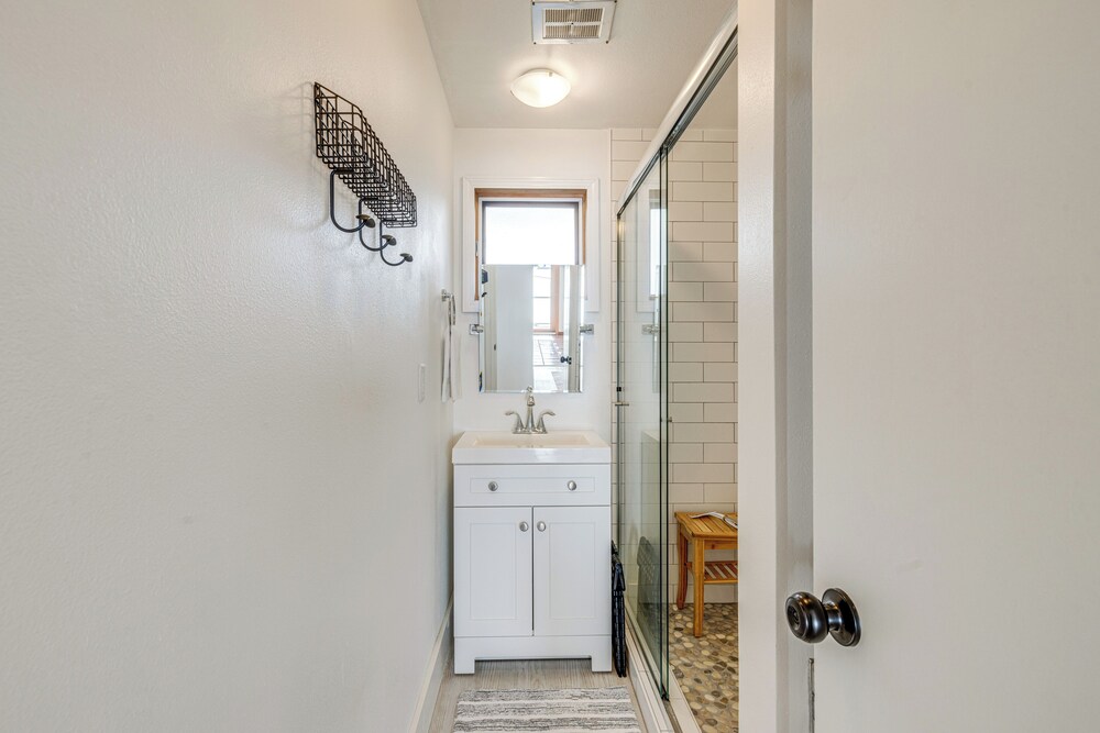 Oceanside Escape w/ Stunning Views: Walk to Beach!