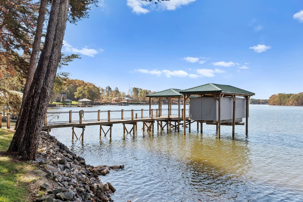Sunset Pointe by Avantstay Waterfront Beach Fire Pit Sleeps 14 5bdr 4BA