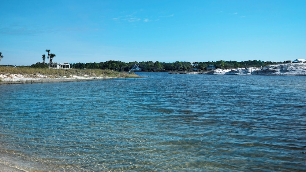 Best of Both Worlds: Pool, Golf Cart, Nearby Attractions & Steps to Beach!